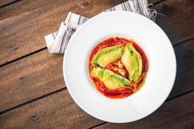 ıspanak peyniriyle doldurulmuş makarna koni, masa arkasında sağlıklı yemek abur cuburu fotokopi. 