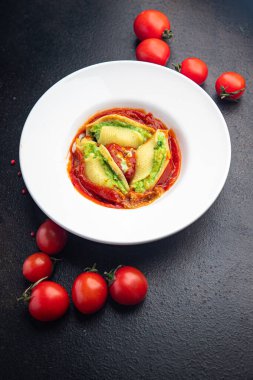 ıspanak peyniriyle doldurulmuş makarna koni, masa arkasında sağlıklı yemek abur cuburu fotokopi. 
