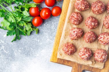 Çiğ köfte sığır eti tavuk tavuk hindi taze et sağlıklı yemek diyeti masa başı uzay yemek arka planında hala yaşam atıştırmalığı 