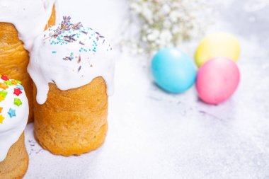 Paskalya pastası Kulich bayramı pastası ev yapımı tatlı bayramı bayramı bayramı bayramı. Masada sağlıklı yemek atıştırmalıkları var. 