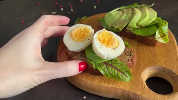 Бутербродне Яйце Авокадо Цілий Пшеничний Хліб Відкритий Сніданок Бутерброд Здорова — стокове відео