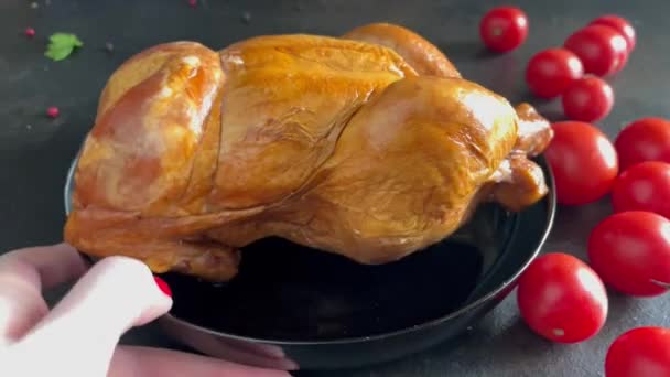 Cały Kurczak Pieczony Świąteczny Stół Wędzony Drób Mięso Świeża Porcja — Wideo stockowe