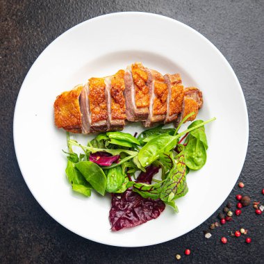 Ördek göğsü kızartılmış kümes hayvanları ikinci tabak sağlıklı besinler sağlıklı besin diyet aperatifleri fotokopi masasında uzay yiyecekleri arka plan kırsal üst görüş keto veya paleo diyeti