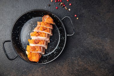 Ördek göğsü kızartılmış kümes hayvanları ikinci tabak sağlıklı besinler sağlıklı besin diyet aperatifleri fotokopi masasında uzay yiyecekleri arka plan kırsal üst görüş keto veya paleo diyeti