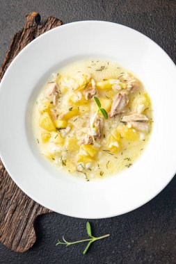 Çorba tavuk et sebze çorbası ve pirinç taze sağlıklı yemek diyeti masanın üzerinde yaşam atıştırmalığı fotokopi uzay yemeği arka plan kırsal 