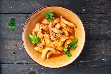 Kızarmış tavuk eti, domates sosu tavuk göğsü, biftek, stroganoff ikinci tabak sağlıklı yemek, sağlıklı yemek, diyet, fotokopi, uzay, yemek arka plan kırsal görüş.