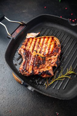 Etli ızgara et, domuz eti, ikinci tabak sağlıklı yemek, sağlıklı yemek, beslenme, atıştırmalık, fotokopi, arka plan, kırsal alan manzarası.