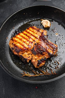 Etli ızgara et, domuz eti, ikinci tabak sağlıklı yemek, sağlıklı yemek, beslenme, atıştırmalık, fotokopi, arka plan, kırsal alan manzarası.