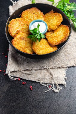 Haşhaş kahverengi draniki patatesli krep sebzeli börek ikinci tabak sağlıklı vejetaryen yemek diyet aperatifi masa üzerinde fotokopi uzayı arka plan kırsal manzarası