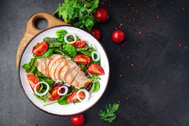 Paskalya salatası tavuk göğsü sebzeli domates, soğan, yeşil marul sebze taze porsiyon sağlıklı yemek diyeti aperatifi fotokopi uzayı arka plan kırsal keto veya paleo diyeti.