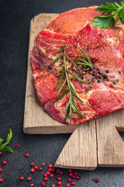 Biftek, baharat, çiğ et, kuzu eti taze porsiyon sağlıklı yemek, diyet aperatifi masa üzerinde fotokopi, arka plan, kırsal üst görüş, keto veya paleo diyeti.