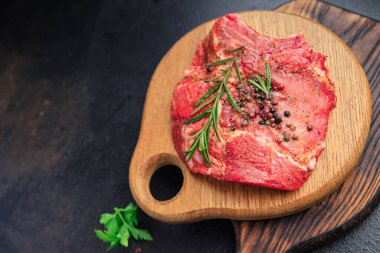 Biftek, baharat, çiğ et, kuzu eti taze porsiyon sağlıklı yemek, diyet aperatifi masa üzerinde fotokopi, arka plan, kırsal üst görüş, keto veya paleo diyeti.