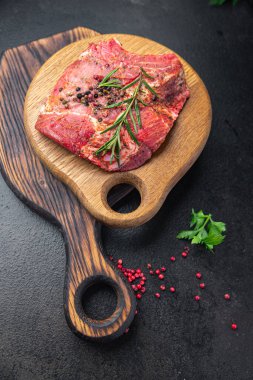 Biftek, baharat, çiğ et, kuzu eti taze porsiyon sağlıklı yemek, diyet aperatifi masa üzerinde fotokopi, arka plan, kırsal üst görüş, keto veya paleo diyeti.