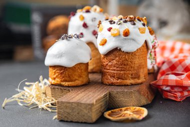 Paskalya Pastası Kulich ev yapımı Paskalya Bayramı yemeği atıştırmalıkları masanın üzerinde uzay yemeği arka planının fotokopisi 