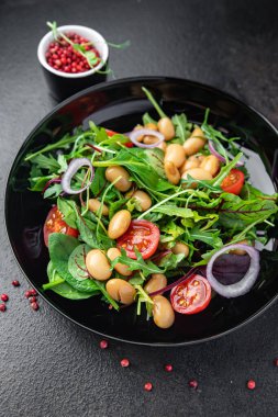 Salata beyaz fasulye, domates, marul yaprağı taze porsiyon sağlıklı yemek diyet aperatifi fotokopi uzayı arka plan keto veya paleo diyet vejetaryen veya vejetaryen yemeği yok et yok.