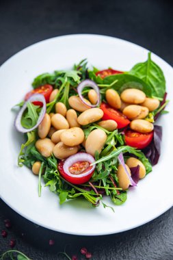 Salata beyaz fasulye, domates, marul yaprağı taze porsiyon sağlıklı yemek diyet aperatifi fotokopi uzayı arka plan keto veya paleo diyet vejetaryen veya vejetaryen yemeği yok et yok.