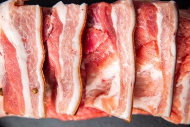 domuz pastırması parça et katmanları domuz yağı taze domuz eti turşusu baharatlar taze yemek atıştırmalıkları masa üzerinde fotokopi uzay yiyecekleri arka plan kırsal üst görünüm