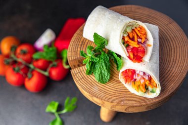 Vejetaryen donör kebabı sebzeli lahanalı sandviç shawarma burrito Pita Sebzeli sebzeleri masa yemeğinin üzerinde fotokopi alanı yemek arka planı 