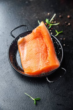 somon çiğ kırmızı balık fileto taze deniz ürünleri diyet aperatifleri masa üzerinde fotokopi uzay gıda arka planı 