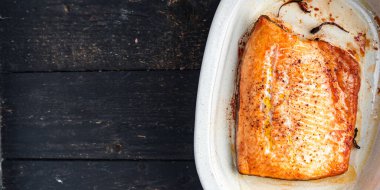 Kızarmış somon balığı bbq char ızgara ızgara deniz ürünleri taze yemek atıştırmalıkları fotokopi masasında 