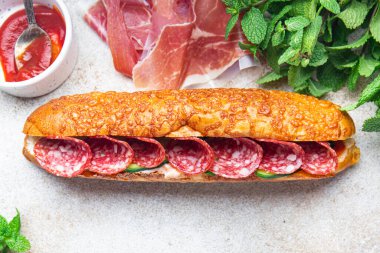 Sandviç sosisi, salam, fast food, taze yemek, fotokopi, uzay yemeği arka planında.