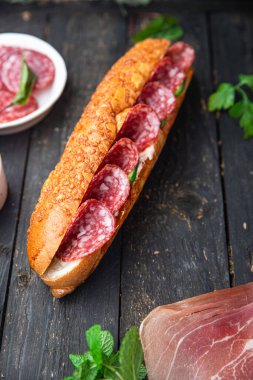 Sandviç sosisi, salam, fast food, taze yemek, fotokopi, uzay yemeği arka planında.