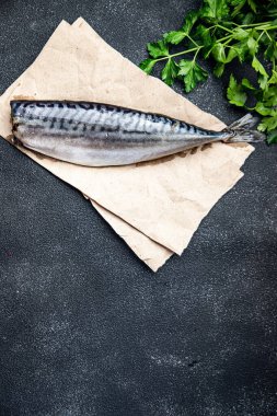 Uskumru tuzlu balık taze deniz mahsulü taze porsiyon sağlıklı besin diyet aperatifi masanın üzerinde fotokopi uzayı yiyecek arka plan kırsal manzaralı peskataryan diyeti