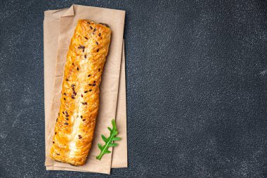 Rollini ıspanağı, peynir, baharatlı hamur tatlısı taze fileto, sağlıklı yemek, atıştırmalık, fotokopi, uzay yemeği arka planı. 