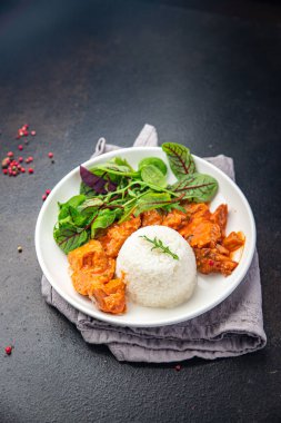 Pirinç eti, domates sosu ve salata yaprakları masanın üzerinde taze yemek atıştırmalıklarını karıştırıyor. 