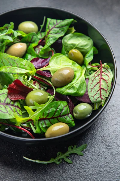 Salada Fresca Azeitonas Verde Azeitonas Refeição Saudável Alimentação Lanche Mesa — Fotografia de Stock