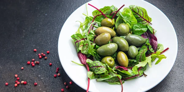 Salada Fresca Azeitonas Verde Azeitonas Refeição Saudável Alimentação Lanche Mesa — Fotografia de Stock