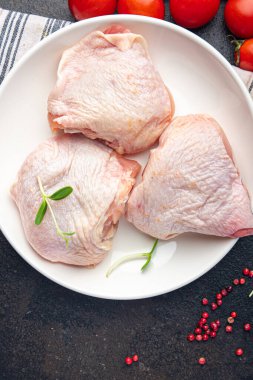 Çiğ tavuk butlu kümes hayvanı eti taze porsiyon sağlıklı yemek diyet atıştırmalığı masa başı yiyecek arka planında 