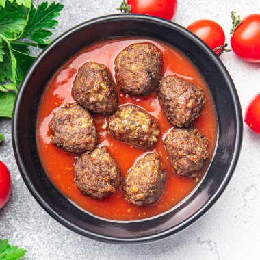 Köfteler, domates sosu dana eti, domuz eti, kuzu eti, taze yemek, diyet atıştırmalıkları, fotokopi masasında. 