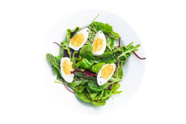 Yumurta salatası yeşil yapraklar taze porsiyon beslenme sağlıklı yemek aperatiflerini fotokopi masasında karıştırır. 