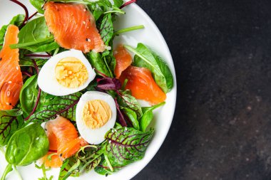 Salata somonu, yumurta, yeşil yaprak marul taze porsiyon sağlıklı yemek diyet atıştırmalığı fotokopi masasında 