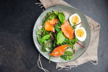 Salata somonu, yumurta, yeşil yaprak marul taze porsiyon sağlıklı yemek diyet atıştırmalığı fotokopi masasında 