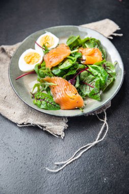 Salata somonu, yumurta, yeşil yaprak marul taze porsiyon sağlıklı yemek diyet atıştırmalığı fotokopi masasında 