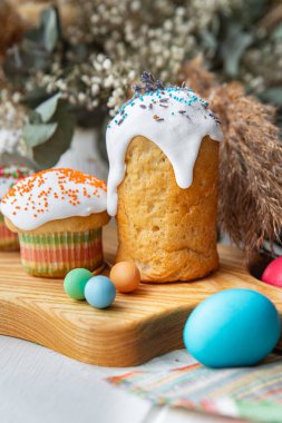Paskalya pastası Kulich bayramı pastası ev yapımı tatlı, bayram bayramı bayramı bayramı, tatlı yemek atıştırmalığı, fotokopi masasının arka planında.
