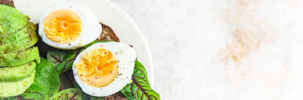 卵のサンドイッチアボカド パンの朝食オープンサンドイッチ健康的な食品新鮮な食事ファーストフードテーブルの上のスナックコピースペースフードの背景 — ストック写真