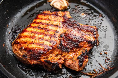 Biftek kızartılmış domuz eti ikinci tabak sağlıklı yemek sağlıklı yemek atıştırmalıklar masa arkasında uzay yemeği fotokopisi