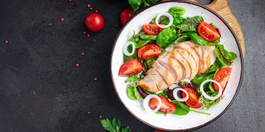 tavuklu salata, sebze, domates, soğan, yeşil marul sebze taze sağlıklı yemek diyet aperatifi masanın üzerinde yer alan uzay yemeği arka planında. 