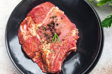 Çiğ biftek, domuz eti, kuzu eti, taze yemek. Masanın üzerinde diyet atıştırmalığı. 