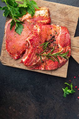 Çiğ biftek, domuz eti, kuzu eti, taze yemek. Masanın üzerinde diyet atıştırmalığı. 