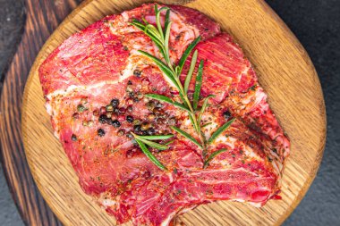 Çiğ biftek, domuz eti, kuzu eti, taze yemek. Masanın üzerinde diyet atıştırmalığı. 