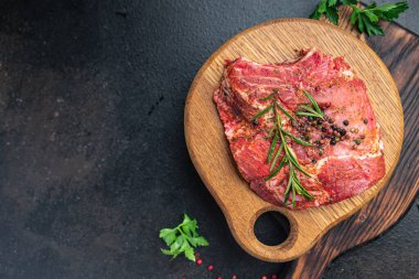 Çiğ biftek, domuz eti, kuzu eti, taze yemek. Masanın üzerinde diyet atıştırmalığı. 