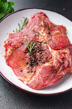 Çiğ biftek, domuz eti, kuzu eti, taze yemek. Masanın üzerinde diyet atıştırmalığı. 