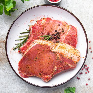 Çiğ biftek, domuz eti, kuzu eti, taze yemek. Masanın üzerinde diyet atıştırmalığı. 