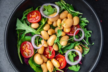 Beyaz fasulye salatası, domates, marul taze sağlıklı yemek diyet atıştırmalığı. 