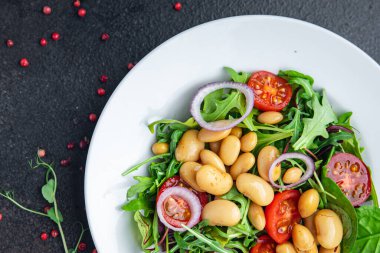 Beyaz fasulye salatası, domates, marul taze sağlıklı yemek diyet atıştırmalığı. 