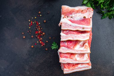 Pastırma göbeği et parçası domuz yağı domuz eti baharatlı taze domuz eti masada taze yemek atıştırmalığı uzay yemeği arka planında 